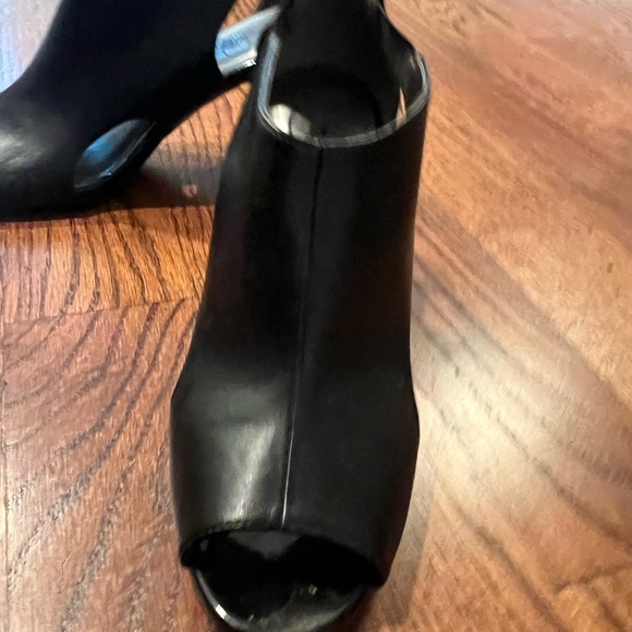 Heeled leather booties - Picture 5 of 5